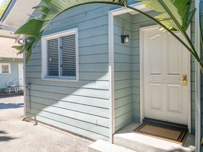 Building Photo - Darling Cottage!  3BR/1BA! Deck and Yard! ...