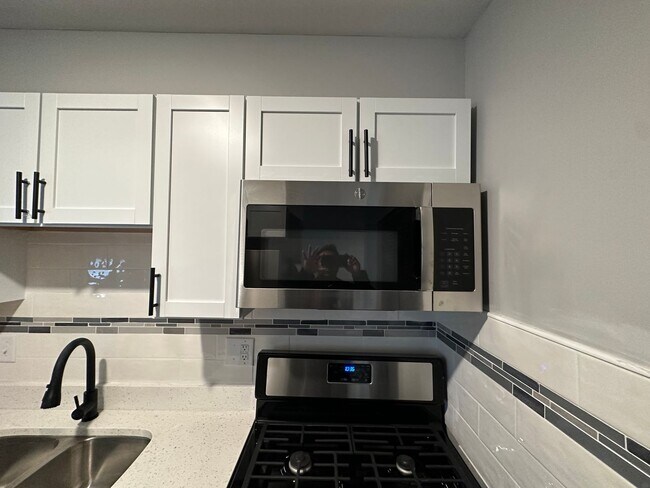 Foto del edificio - Experience Luxury Living at Bellagio Living II: Modern Apartments in Lawrence, Indiana