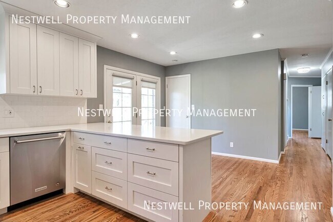 Foto del edificio - 1335 E Maplewood Cir