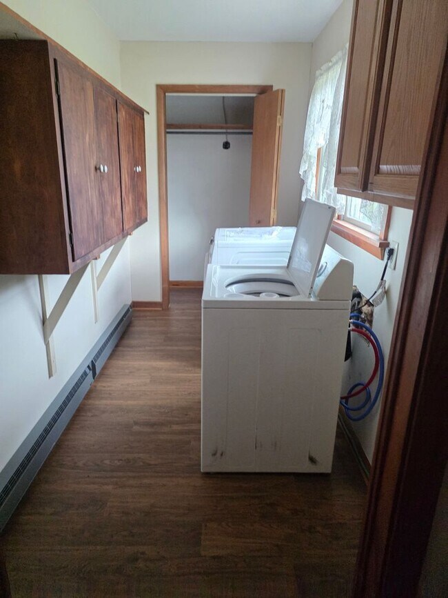 Foto del edificio - 3 Bedroom, 2 Bath home on a large lot with...