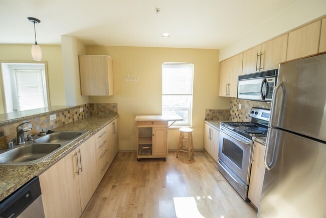 Building Photo - 424 N 85th St