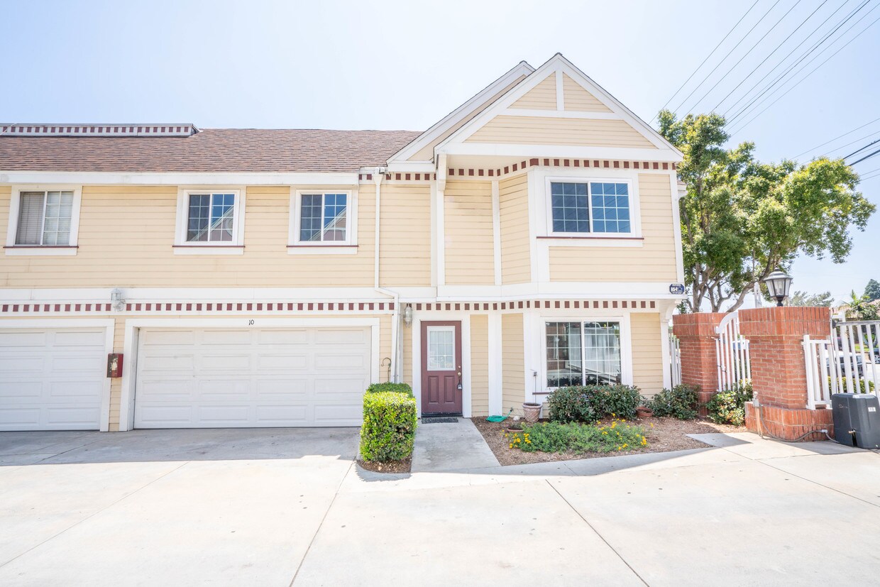 13750 Hubbard St, Los Angeles, CA 91342 Townhome Rentals in Los