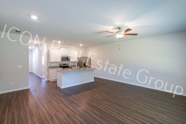 Building Photo - Beautiful 3-Bedroom Townhome with Modern Finishes & Prime Location!