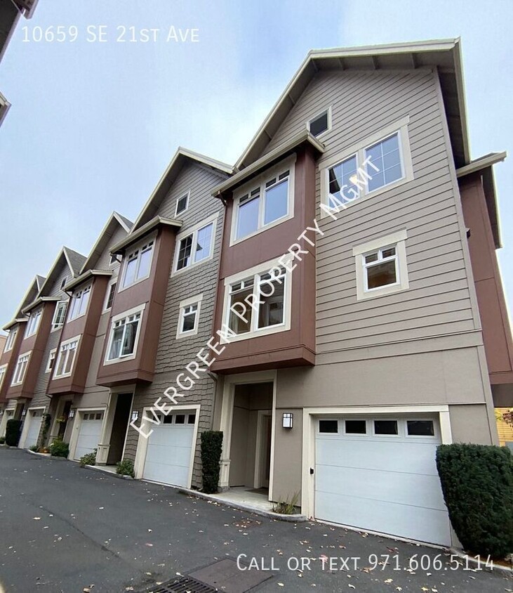 Foto principal - Conveniently Located Townhome With Bonus O...