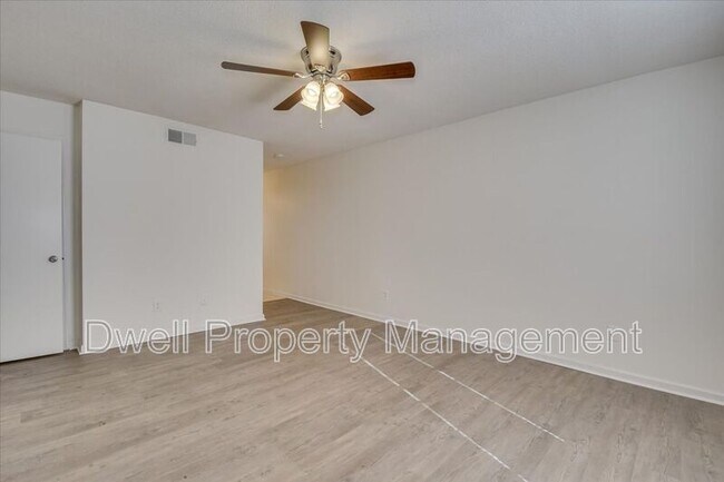 Foto del edificio - 124 Chalet N Blvd