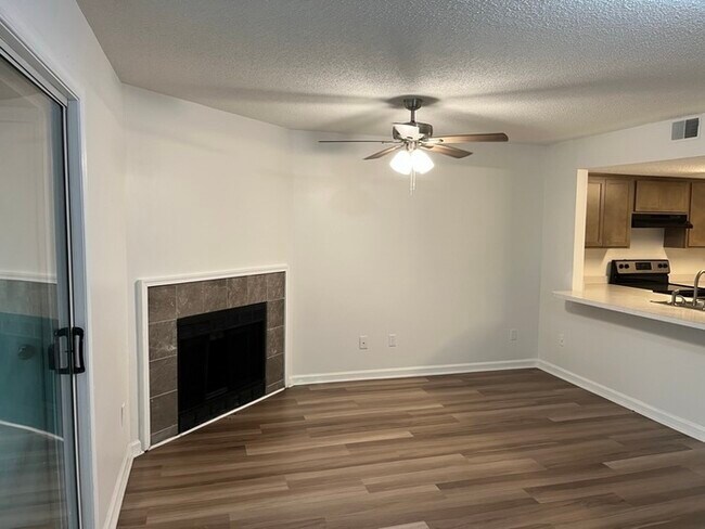 Foto del edificio - Renovated 1 bed 1 bath condo in gated comm...