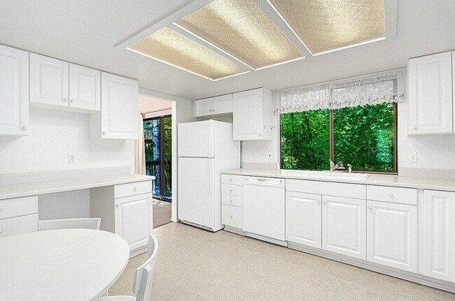 Foto del edificio - Beautiful split level home in Newport Hills!