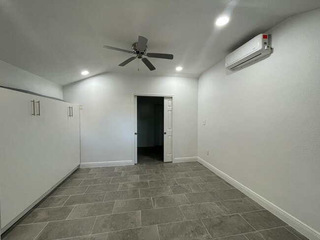 Building Photo - 7410 Ilex St