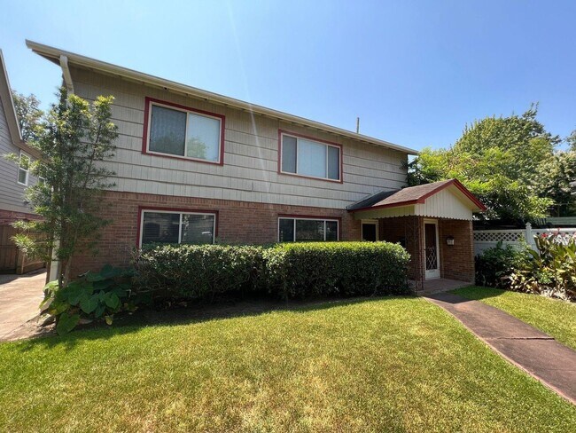 Foto del edificio - Step into your new home nestled in the vib...