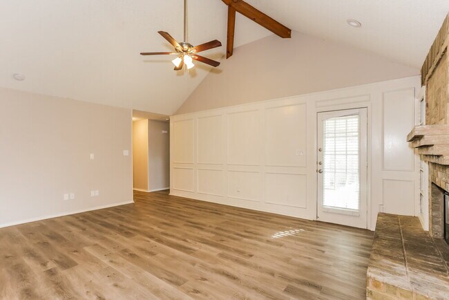 Foto del edificio - 6305 Woodcreek Trail