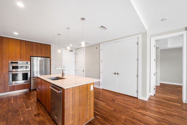 Foto del edificio - LUX 2BD, 2.5BA Condo in the Lakehouse off Sloan's Lake