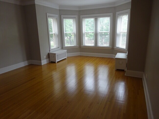 Foto del edificio - 5528 W Berteau Ave