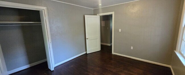 Building Photo - 2028 Thomas Ave