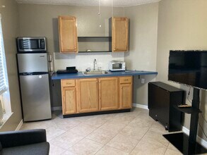 Building Photo - 580 NW Avon Ave