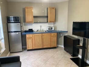 Building Photo - 580 NW Avon Ave