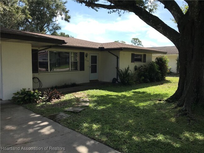Foto del edificio - 2728 Queenswood Dr