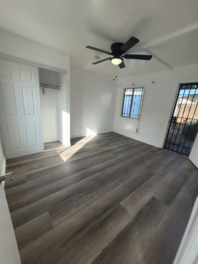 Foto del edificio - 137 E R St