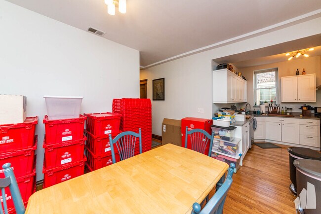 Foto del edificio - 3716 N Racine Ave