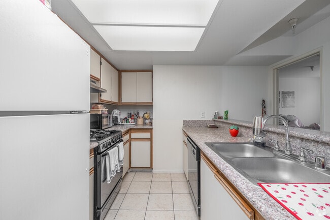 2BR, 2BA - 850SF - Kitchen - City Park Apartments