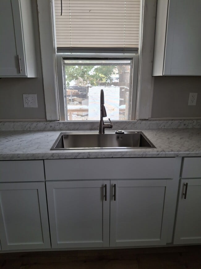 Foto del edificio - 913 E Washington St