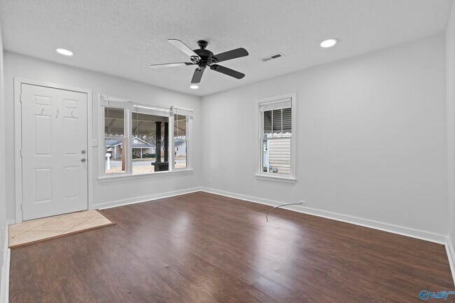 Foto del edificio - 1306 Oshaughnessy Ave NE