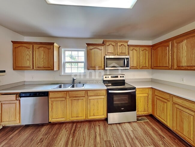 Building Photo - 524 Ryan Ave