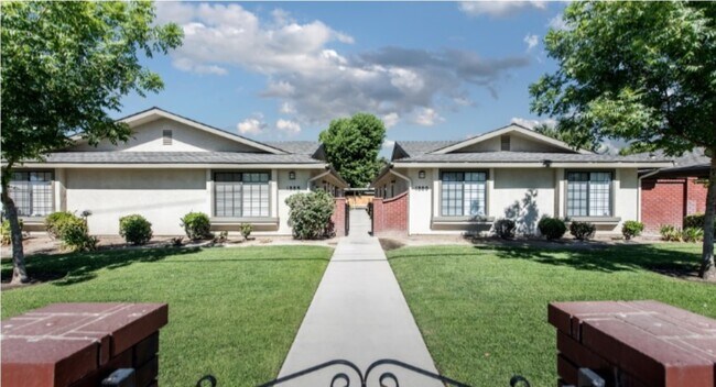 Frente del complejo - 1768-1816 N Reed Ave