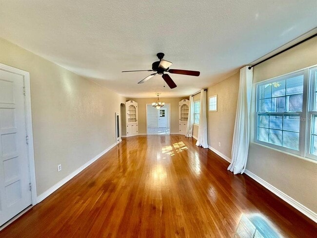 Foto del edificio - 301 N Washington Ave