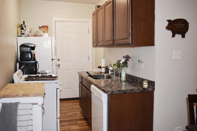 Building Photo - 536 1/2 W Cornelia Ave