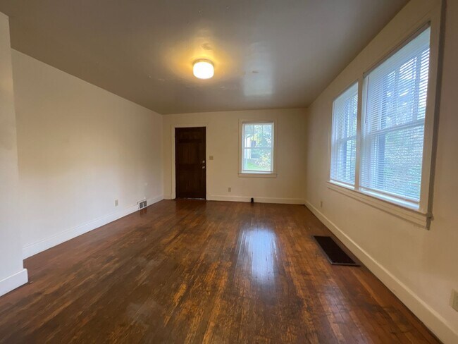 Building Photo - Large - 3 Bedroom House - Downtown Campus - Available 8/5!