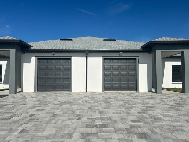 316-318 SE 16 Place - 316-318 SE 16 Place Apartment