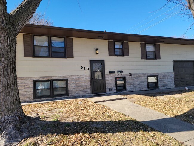 Building Photo - Cozy, clean 4 Bedroom Split level home!