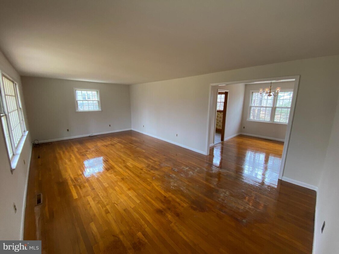 Foto principal - 219 Bells Hill Rd