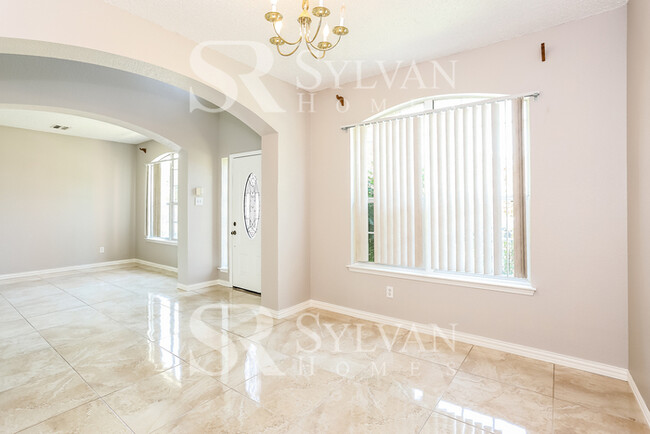 Foto del edificio - Make this spacious 4 Bd 2 Bath Yours Today