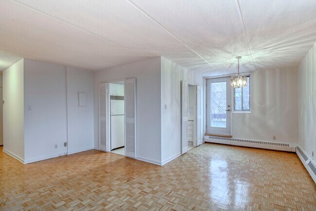 Building Photo - 4800 Maisonneuve Blvd W