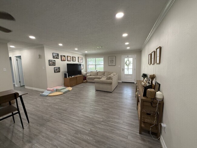 Building Photo - 17850 Nonie Ln