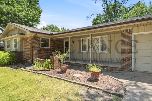 Building Photo - 8115 E Mockingbird St