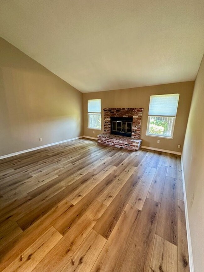 Building Photo - 3 BRM, 2 BATH & BONUS ROOM & SEVERAL OPTIO...