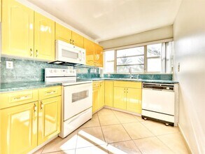 Building Photo - 942 NE 199th St