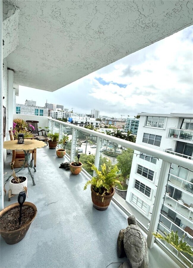 Building Photo - 10000 W Bay Harbor Dr