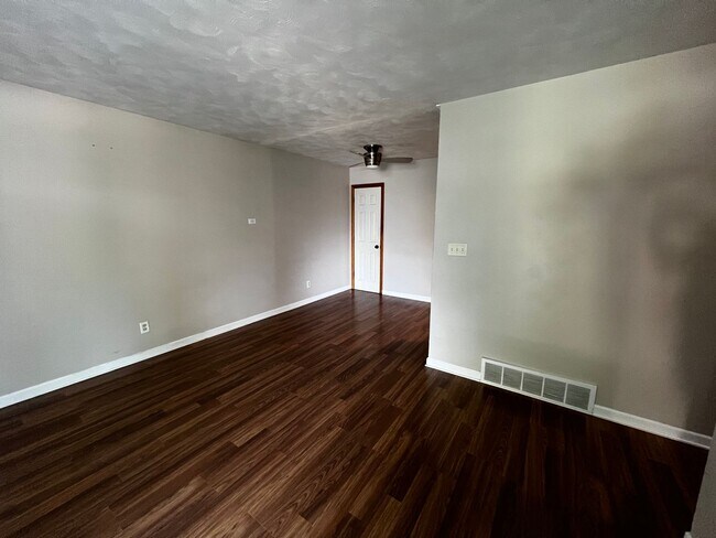 Foto del edificio - 3 Bedroom 2 Bath House For Rent