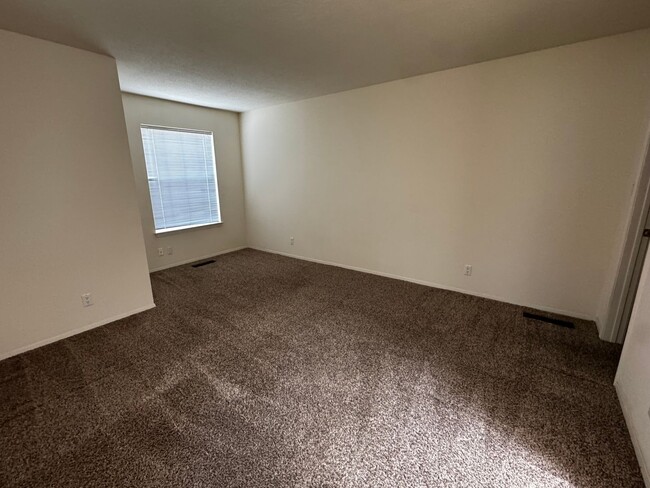 Building Photo - NE Townhouse