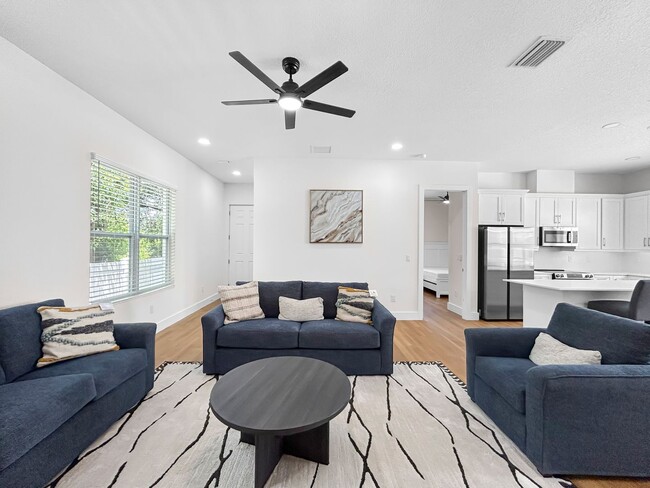 Building Photo - Furnished 3BR Townhouse with Flexible Room Rentals – Prime Tampa Location Near USF & Hospitals