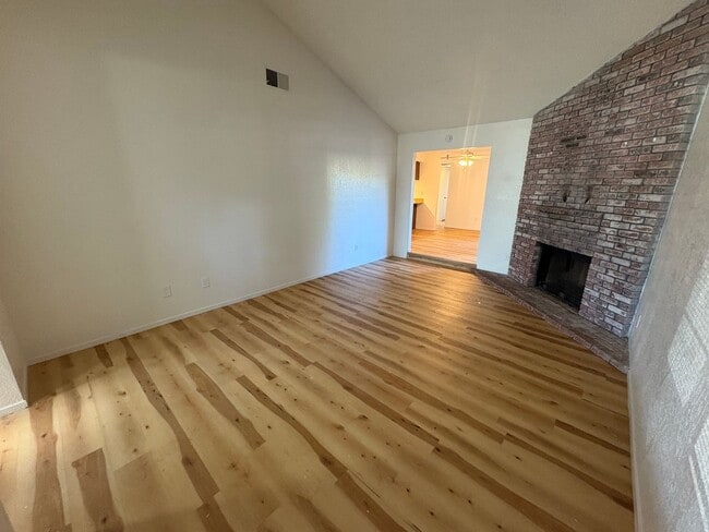 Building Photo - Charming 2-Bedroom, 2 Bath Home in Sacramento