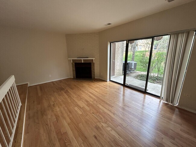 Building Photo - 3095 Hawthorne Dr NE