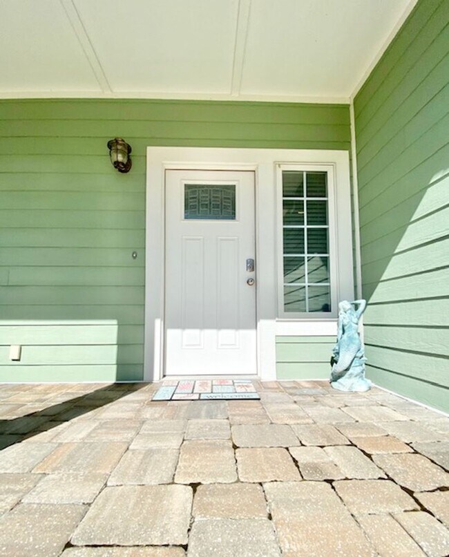 Building Photo - WOW! BEAUTIFUL 3 bedroom WATERFRONT fully ...