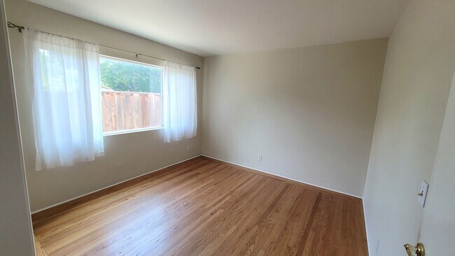 Building Photo - Epic REA - **4 Bedroom, 2.5 Bath - Ranch S...