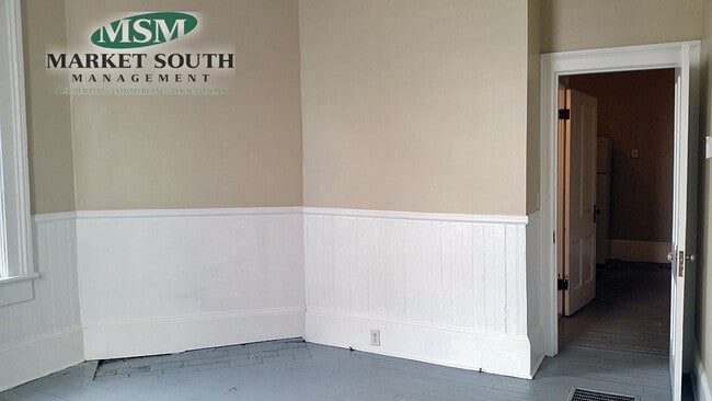 Building Photo - 308 E Waldburg St