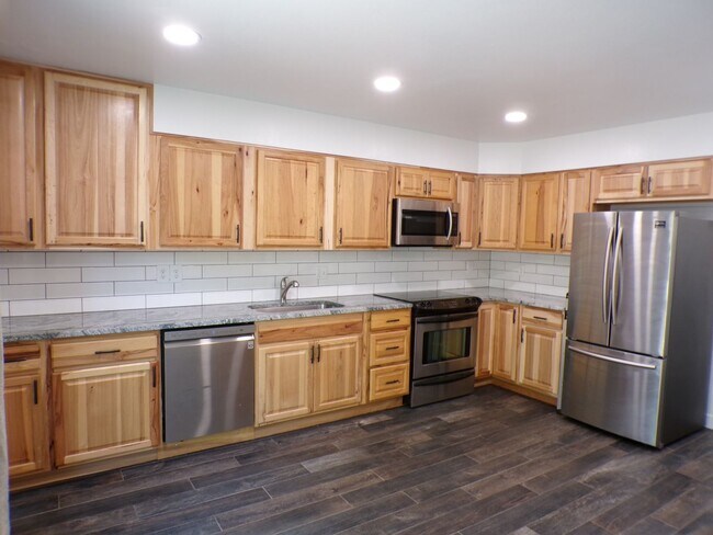 Building Photo - Updated 2 Bed 2.5 Bath Townhome!