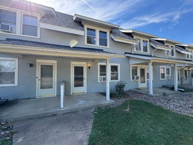 Foto del edificio - 2 Bed, 1 Bath Townhome Across from Stephen...